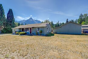 Darrington Rental w/ Private Yard & Mountain Views