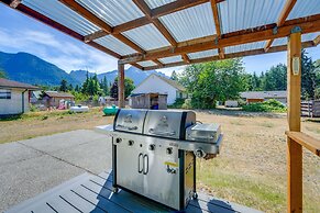 Darrington Rental w/ Private Yard & Mountain Views