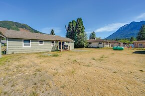 Darrington Rental w/ Private Yard & Mountain Views