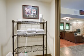 Quaint Naples Cottage: Walk to Trickey Pond & Cove