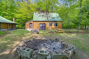 Quaint Naples Cottage: Walk to Trickey Pond & Cove