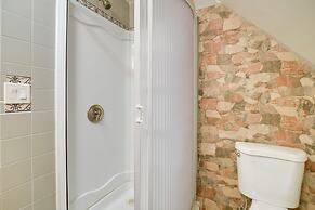 Quaint Naples Cottage: Walk to Trickey Pond & Cove