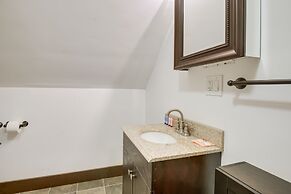 Quaint Naples Cottage: Walk to Trickey Pond & Cove