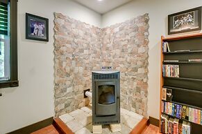 Quaint Naples Cottage: Walk to Trickey Pond & Cove