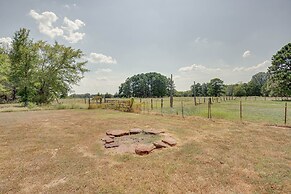 Dog-friendly Countryside Texas Cabin w/ Fire Pit