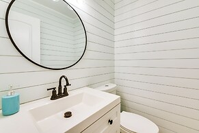 Niceville Retreat w/ Boat Dock, Golf Course & Pool