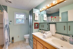 Lakefront Canadian Gem: Hot Tub, Decks & Grills