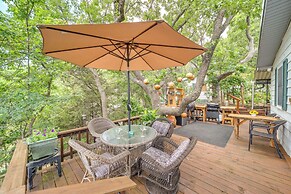 Lakefront Canadian Gem: Hot Tub, Decks & Grills