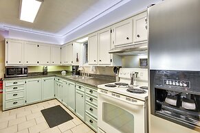 Lakefront Canadian Gem: Hot Tub, Decks & Grills