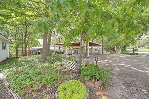 Lakefront Canadian Gem: Hot Tub, Decks & Grills