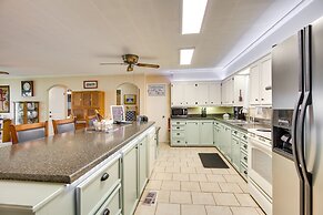 Lakefront Canadian Gem: Hot Tub, Decks & Grills