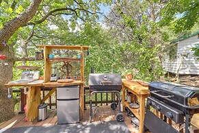Lakefront Canadian Gem: Hot Tub, Decks & Grills