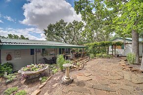 Lakefront Canadian Gem: Hot Tub, Decks & Grills