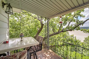 Lakefront Canadian Gem: Hot Tub, Decks & Grills