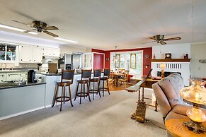 Lakefront Canadian Gem: Hot Tub, Decks & Grills