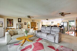 Lakefront Canadian Gem: Hot Tub, Decks & Grills