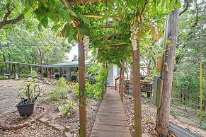 Lakefront Canadian Gem: Hot Tub, Decks & Grills