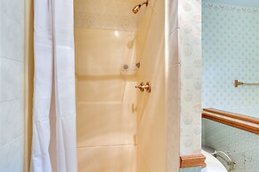 Sparrow Bush Retreat w/ Pool & Screened Porch