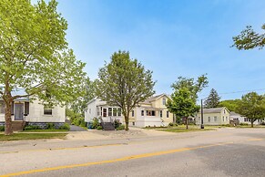 Grand Haven Getaway < 1 Mi to Lake Michigan!