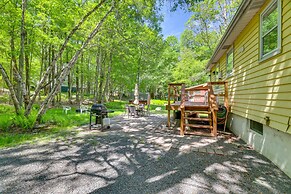 Pet-friendly Pocono Lake Cabin w/ Community Pool!