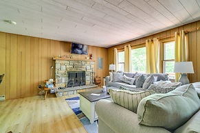 Pet-friendly Pocono Lake Cabin w/ Community Pool!