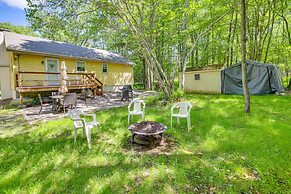 Pet-friendly Pocono Lake Cabin w/ Community Pool!