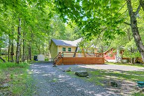 Pet-friendly Pocono Lake Cabin w/ Community Pool!