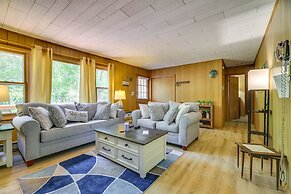 Pet-friendly Pocono Lake Cabin w/ Community Pool!