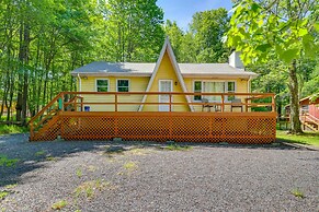 Pet-friendly Pocono Lake Cabin w/ Community Pool!