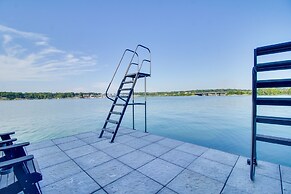 Boat Dock + Waterfront Patio: Grove Hideaway!