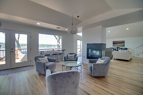 Boat Dock + Waterfront Patio: Grove Hideaway!