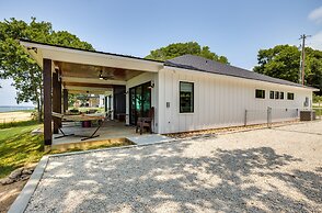 Lakefront Onalaska Home w/ Screened-in Porch!
