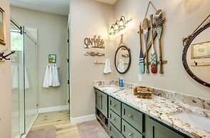 Lakefront Onalaska Home w/ Screened-in Porch!