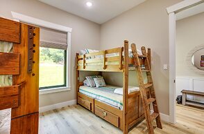 Lakefront Onalaska Home w/ Screened-in Porch!