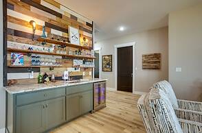 Lakefront Onalaska Home w/ Screened-in Porch!