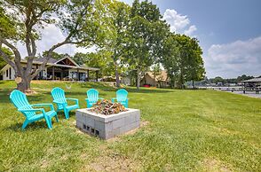 Lakefront Onalaska Home w/ Screened-in Porch!