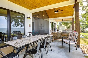 Lakefront Onalaska Home w/ Screened-in Porch!