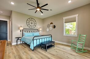 Lakefront Onalaska Home w/ Screened-in Porch!