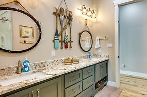 Lakefront Onalaska Home w/ Screened-in Porch!