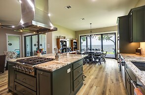 Lakefront Onalaska Home w/ Screened-in Porch!