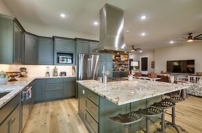 Lakefront Onalaska Home w/ Screened-in Porch!