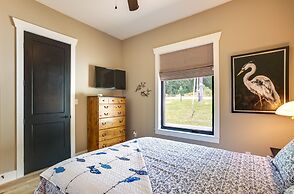 Lakefront Onalaska Home w/ Screened-in Porch!