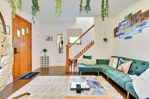Themed New York Home ~ 2 Mi to Niagara Falls!