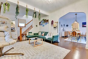 Themed New York Home ~ 2 Mi to Niagara Falls!