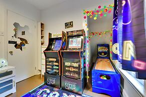 Themed New York Home ~ 2 Mi to Niagara Falls!