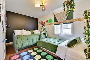 Themed New York Home ~ 2 Mi to Niagara Falls!