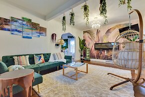 Themed New York Home ~ 2 Mi to Niagara Falls!