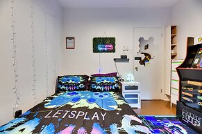 Themed New York Home ~ 2 Mi to Niagara Falls!