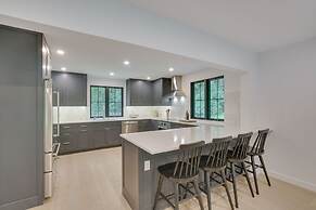 Modern Sharon Farmhouse: Spacious, Patio, Views