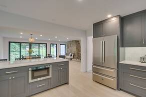 Modern Sharon Farmhouse: Spacious, Patio, Views